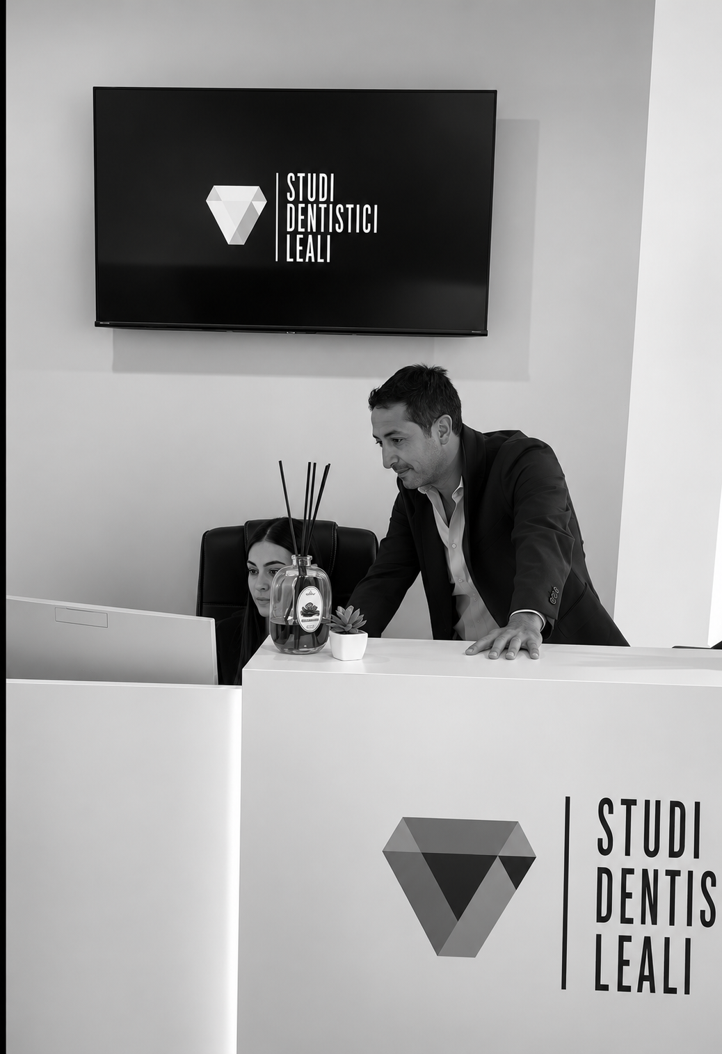 Francesco Zoppeddu alla reception di una clinica dentistica